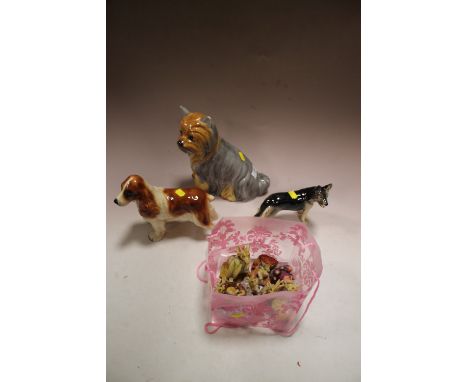 THREE CERAMIC DOG FIGURES TOGETHER WITH A SMALL COLLECTION OF ENCHANTICA FIGURES 