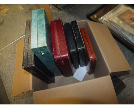 A QUANTITY OF CASED CUTLERY TO INCLUDE MOTHER OF PEARL HANDLED KNIVES 