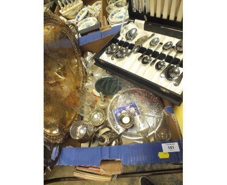 A TRAY OF SILVER PLATED METALWARE TO INC A LARGE TWIN-HANDLED SERVING TRAY, CASED FLATWARE ETC