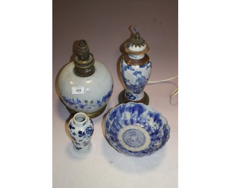 A COLLECTION OF ORIENTAL STYLE BLUE & WHITE CERAMICS TO INC A LAMP BASE