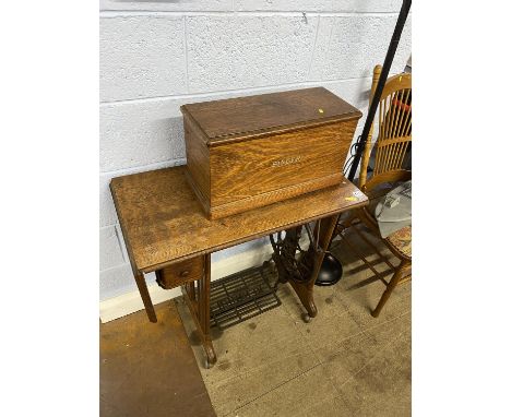 An early 20th Century oak Singer treadle sewing machine, with metal under tier, 108cm H