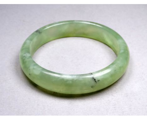 A green jade bangle - diameter 7cm, aperture size 5.5cm. 