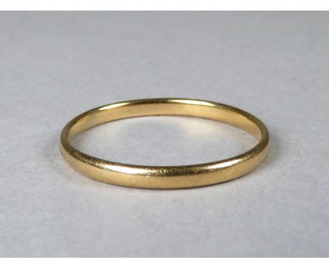 A 14ct yellow gold wedding band - size O, weight 3g.