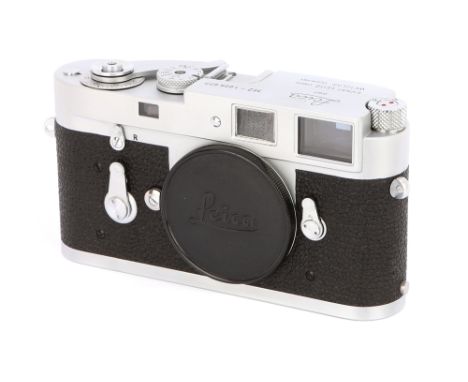 1960, chrome, serial no. 1005077, body, E, shutter working, slow speeds inaccurate, with case and maker's box Note: Lot impor