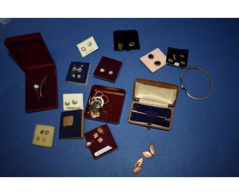 A pair of 9ct gold cufflinks;&nbsp;together with a 9ct gold and garnet crescent brooch; an opal brooch; and other items of go