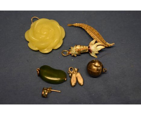 A 9ct gold fern leaf brooch, 1.8g; together with a carved jade flower pendant; a jade bean pendant; and four other jewellery 
