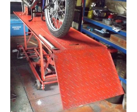 Hydraulic work bench, used only once All lots in this sale are sold as is and bidders must satisfy themselves as to the prove