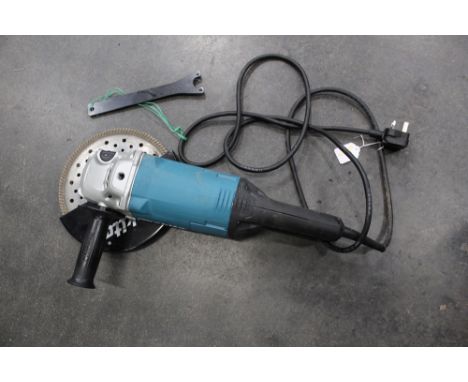 Makita grinder with diamond cutting disk