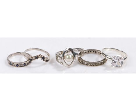 Five silver and coloured paste set rings, various sizes and styles, to include a pearl effect pierced example, 12g (5)