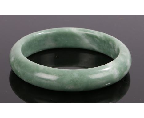 Chinese jade bangle, 80mm diameter 