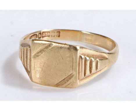 9 carat gold signet ring, with a vacant head, ring size 3.7 grams ring size W 