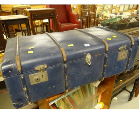 A blue vintage banded trunk Condition Report: please request*  *Condition is not stated in this type of auction with descript