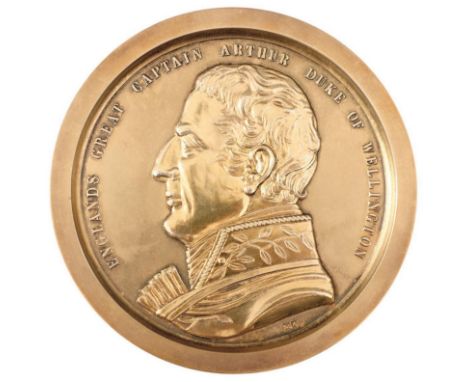 A SILVER GILT COMMEMORATIOVE WELLINGTON MEDALLION AND PICTURE SET, the removable top lifting to reveal circular prints of the