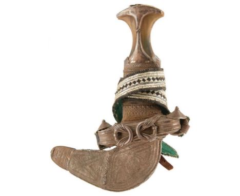A 19TH CENTURY WHITE METAL MOUNTED OMANI JAMBIYA, 17cm sharply curved blade with raised medial ridge, characteristic white me