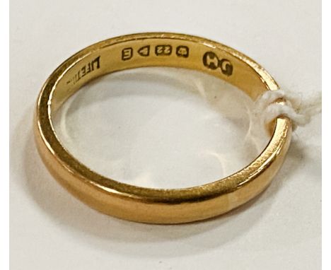 22CT GOLD BAND SIZE K - APPROX 3.4 GRAMS