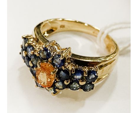 9CT GOLD BLUE SAPHIRE WITH ORANGE SAPPGIRE TO CENTRE RING - SIZE M - APPROX 4.8 GRAMS