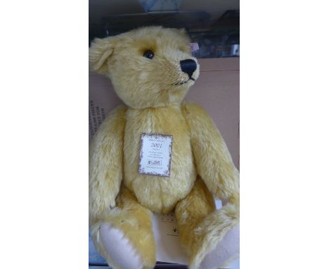 A Steiff British Collectors Bear 2001 - 45cm, Mohair - limited edition, number 395 of 4000 with certificate and original box 