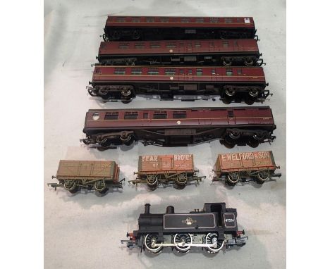 OO scale Hornby Jinty, 47556, Black Late Crest, in very good to excellent condition, unboxed, plus four BR Maroon coaches, we