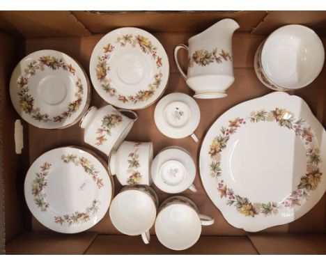 Royal Standard 'Lyndale' pattern tea set, 6 cups, 6 saucers, 6 side plates, cake plate, milk jug and sugar bowl (15pc). 