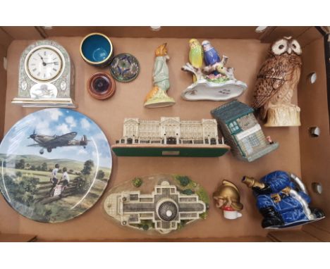 A mixed collection of items to include a Wedgwood Humming Birds pattern small mantle clock, small cloisonne lidded pot on woo