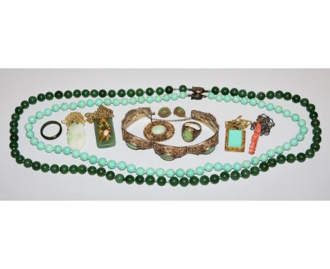 Sammlung Schmuck mit Jade, Türkis und Koralle, Gold/vergoldet/ Silber, China14kt Gelbgold, gepr., Jade-Anhänger, geschnitzt, 