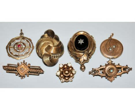 Sammlung Biedermeier bis Jugendstil-SchmuckSchaumgold/ vergoldet, 5 Broschen, einmal mit Onyxplatte, 2 x mit Perlchen, einmal