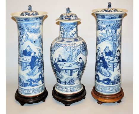 Porzellanvasen-Trio im Kangxi-Stil, Qing-Zeit, China 19. Jh.Ensemble aus drei Blauweiß-Vasen in Baluster- und Gu-Form ohne No