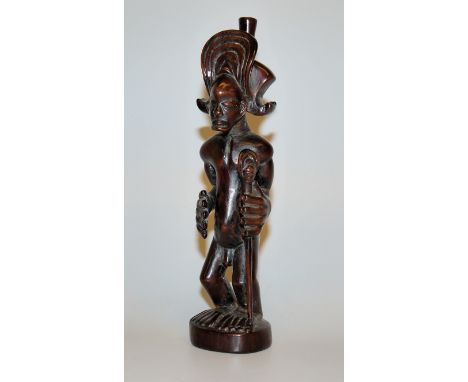 Männliche Figur der Tschokwe, AngolaKleiner Chef mit Würdestab, Holz mit Glanzpatina, H 20 cm (Lit.: M. L. Bastin, La sculptu