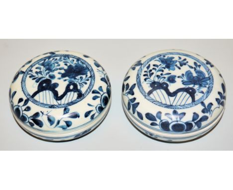 Paar Siegelwachs-Dosen, Schiffswrack-Funde der Kangxi-Zeit, China 17. Jh.Gegenstücke zweier Blauweiß-Porzellandosen mit Blume