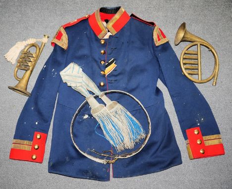 Bayern Kaiserreich, Uniformrock eines Musikers mit Feldbilde, Schärpe und zwei SignalhörnernUniformjacke mit angenähten Schwa