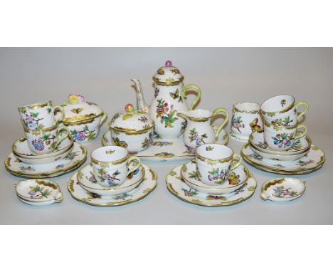 Porzellan-Mokkaservice für 6 Personen, Vase, Bonbonniere u. 3 Ascher, Dekor "Queen Victoria", Herend27tlg.: 6 Mokkatassen auf