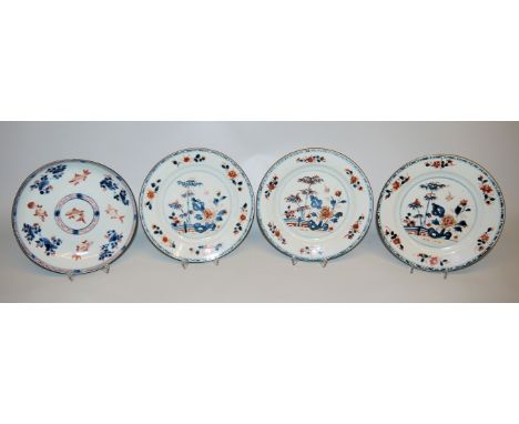 Vier Imari-Porzellanteller der Kangxi/Qianlong-Zeit, China 18. Jh.Schale mit Fische-Blumendekor, Dm 22,2 cm sowie Serie aus d