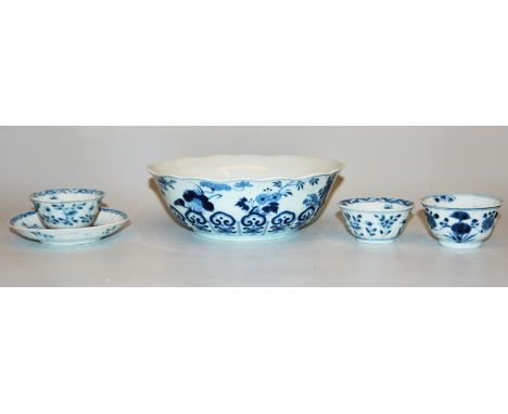 Blauweiß-Schale und drei Koppchen der Kangxi-Zeit, China um 1700Feine Schale mit Wellenrand und Blütenmalerei, gemarkt mit de