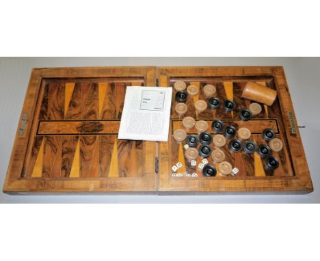 Großer Spielkasten aus Holz um 1900Holz, Edelholzfurnier, auf Deckel Schachbrett, Unterseite Mühle, innen Backgammon mit Wurz