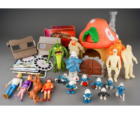 Assorted vintage toys including extensive collection of Smurf models, Smurf mushroom house, Scooby Doo, Muppets and two ViewM