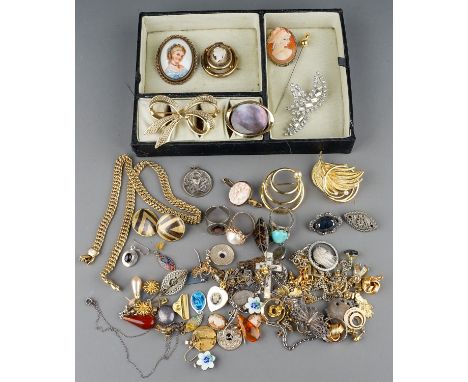 Costume jewellery, including a 9ct yellow gold and pearl ring, size R1/2, approx 5.4g; a pair of 9ct gold earrings, 1.9g; a p