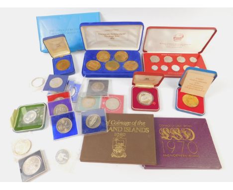 A European Architectural Heritage Year 1975 limited proof edition five medallion set, silver gilt 25th Anniversary of the Cor