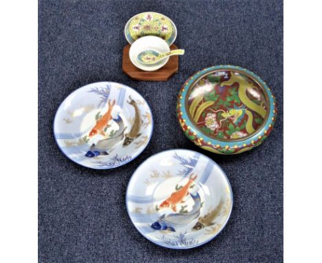 CHINESE CLOISONNE COMPRESSED CIRCULAR BOWL WITH YELLOW DRAGONS AND BIRDS OF PARADISE ON A RED GROUND (DIA. 25 CM), JAPANNED M