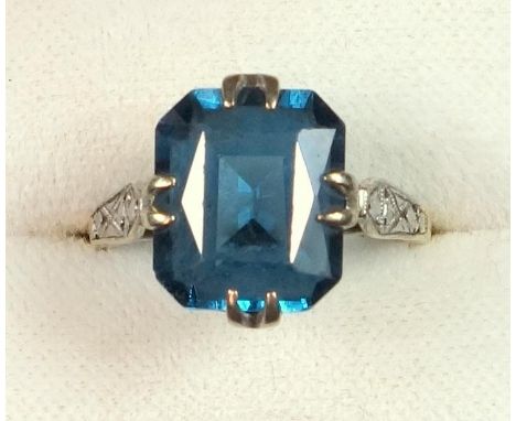 9 CT GOLD RING SET RECTANGULAR CUT MID BLUE STONE, GROSS 4.8 GRAMS. 