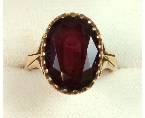 18 CT GOLD RING SET OVAL CUT DARK RED STONE, GROSS 6.8 GRAMS. 