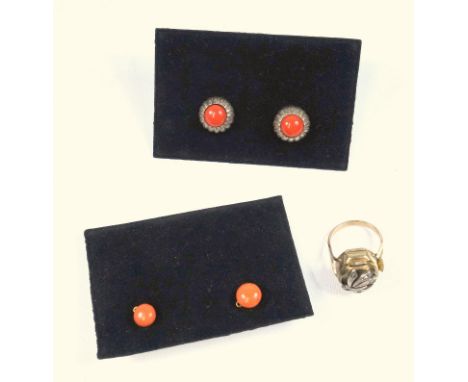 PAIR OF 18 CT GOLD AND CORAL EAR STUDS, PAIR OF SILVER AND CORAL EAR STUDS AND A BENEX ROLLED GOLD WATCH RING (5) 