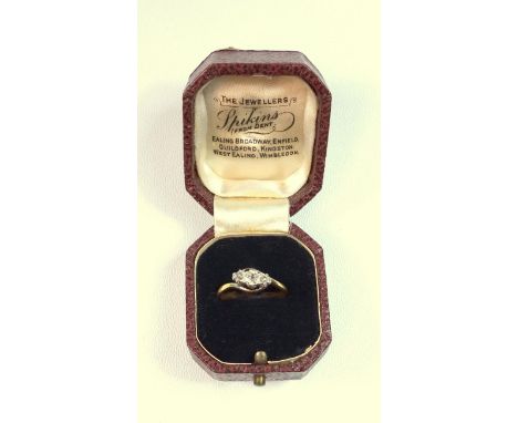 18 CT GOLD CROSSOVER RING SET THREE DIAMONDS, GROSS 2.7 GRAMS, CASED. (2) 
