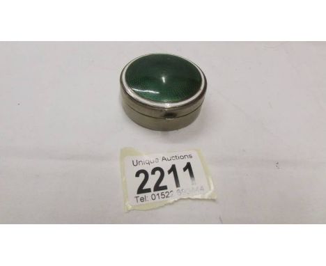 An enamel top snuff box in good condition.