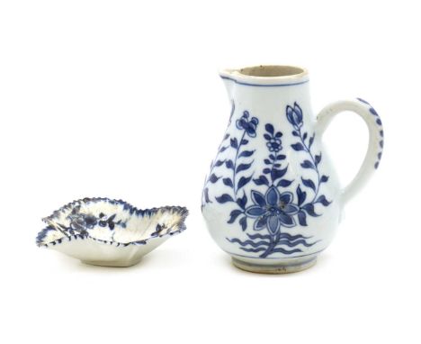 A Worcester porcelain leaf form pickle dish,18th century, with crescent mark,8.5cm wide,together with a blue and white porcel