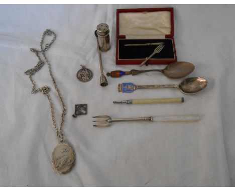 Small silver collectables and others, including cased miniature knife and fork set and four pendants, etc.