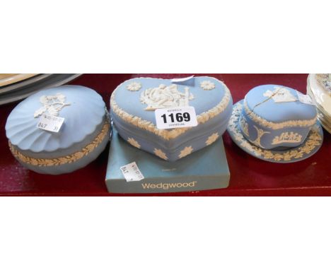 Five pieces of Wedgwood blue Jasper ware - lid on trinket box a/f