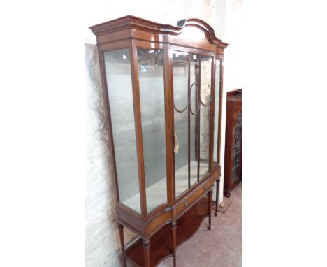 A 1.15m Edwardian inlaid mahogany display cabinet with shaped cornice and two glass shelves enclosed by a beaded glazed panel