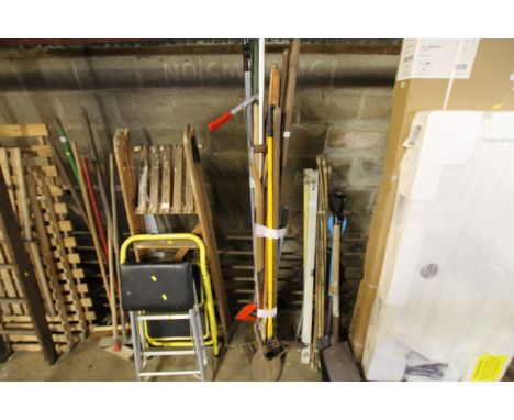 Two bundles containing a quantity of long handled tools to include rake, peat spade, garden hoe etc