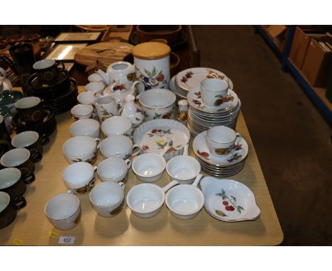 A quantity of Royal Worcester, Evesham pattern, tea and dinner ware