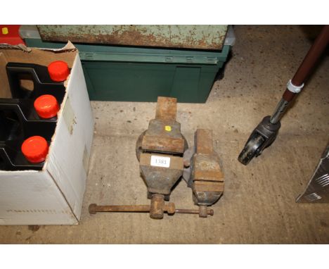 A 3½" bench vice and a 2½" bench vice